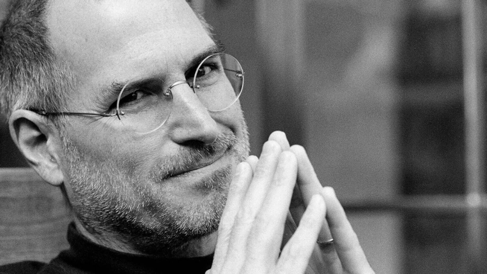 Steve Jobs nosi bezokvirne naočale, simbol minimalizma