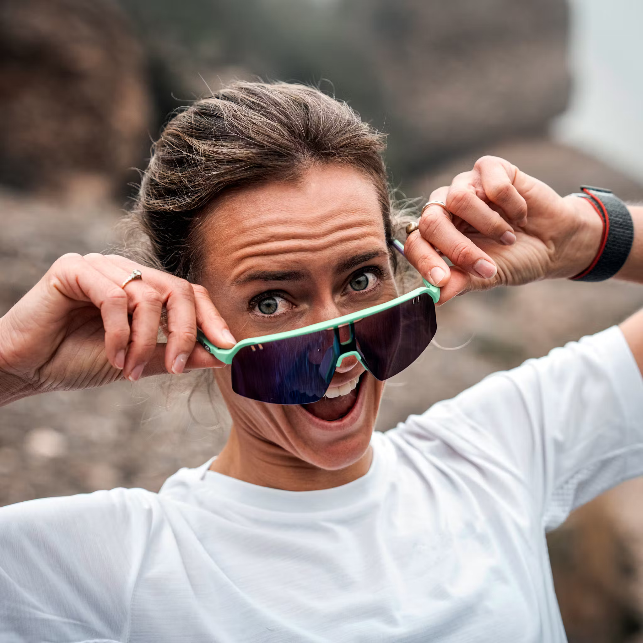 Atletičar na stazi nosi Julbo Reactiv naočale na sunčanom terenu